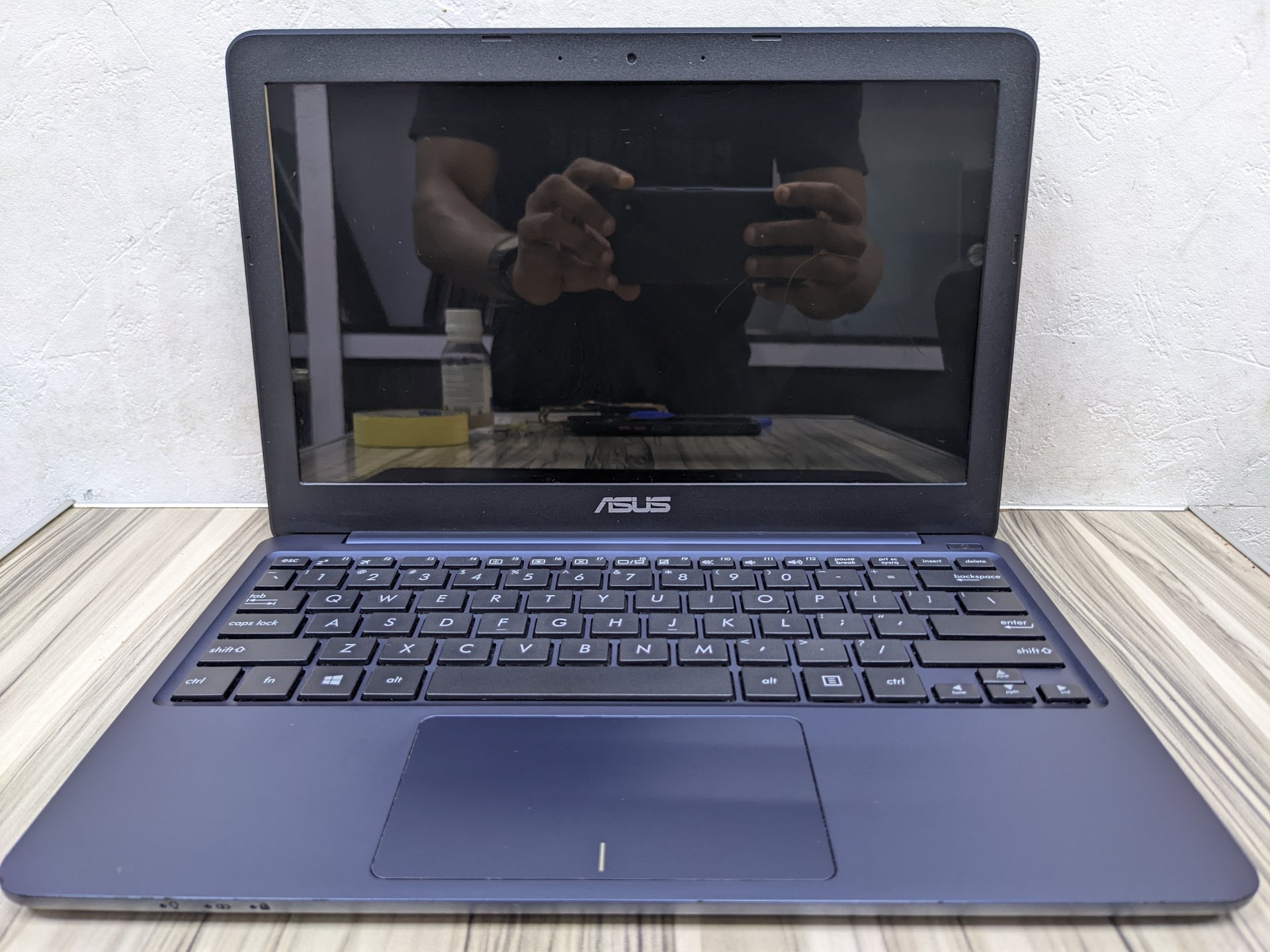 Asus E200H Notebook PC laptop - ESOCITY